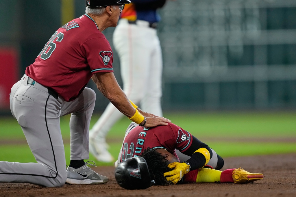 MLB(影)/93英里強襲球直接爆頭!「這球員」運氣真差被隊友平飛球擊中當場倒地