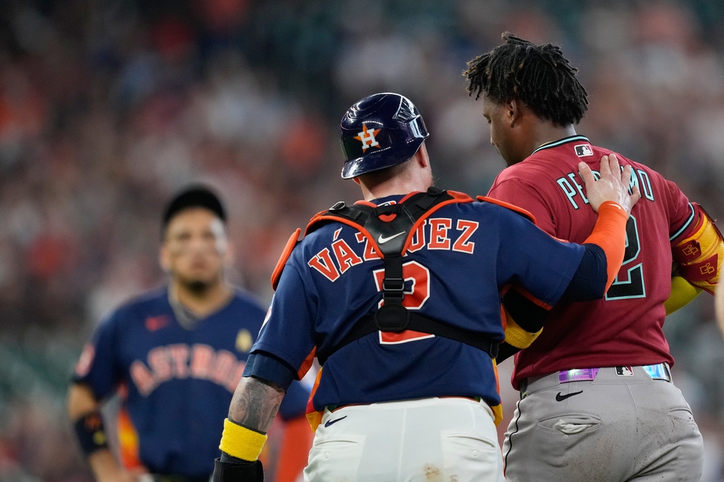 MLB(影)/93英里強襲球直接爆頭!「這球員」運氣真差被隊友平飛球擊中當場倒地