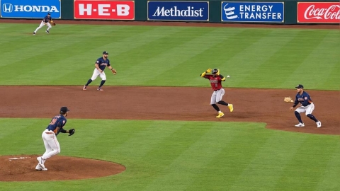 MLB(影)/93英里強襲球直接命中!「這球員」運氣真差被隊友平飛球K到當場倒地