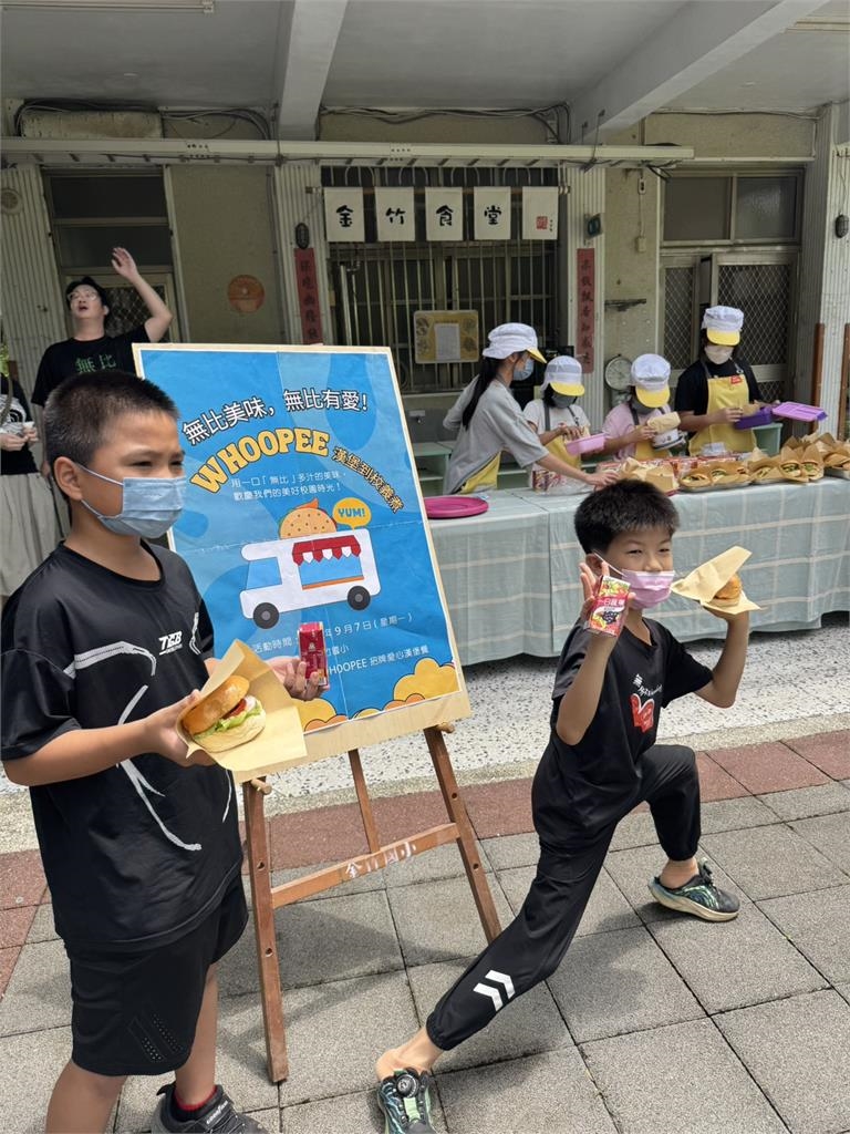 21天豪雨後迎來陽光!無比漢堡走進內門偏鄉 免費請全校師生吃手作漢堡