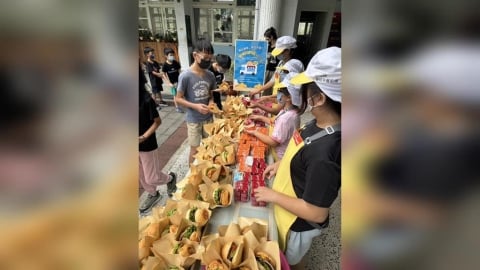 21天豪雨後迎來陽光!無比漢堡走進內門偏鄉 免費請全校師生吃手作漢堡