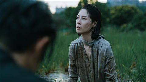 水田驚見「二男一女」扭打糾纏!《成名在望》蔡亘晏拍片累到虛脫 全身泥濘還掉出蟲