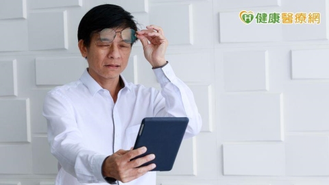 男突然視力模糊!抽血驚見白血球飆15倍 確診慢性骨髓性白血病