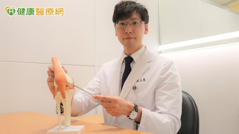 骨頭「蛀洞」一走路就痛　機器手臂輔助人工關節換膝恢復動力