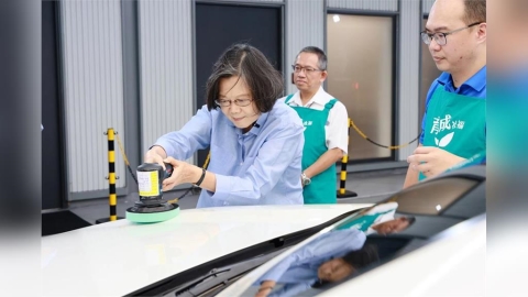 蔡英文訪庇護工場親自幫汽車打蠟 喊話「平日也要想到這裡」