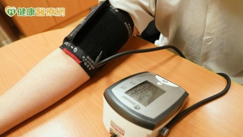 45歲男長期頭痛竟是高血壓!健檢一量「收縮壓150」醫:沒症狀也別輕忽