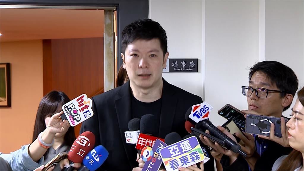 李新之子李伯毅急診室咆哮 「綠營李柏毅」無辜中槍喊冤