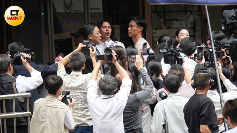 楊祐寧在地檢署外演出被媒體包圍訪問的情節。（圖／本刊攝影組）