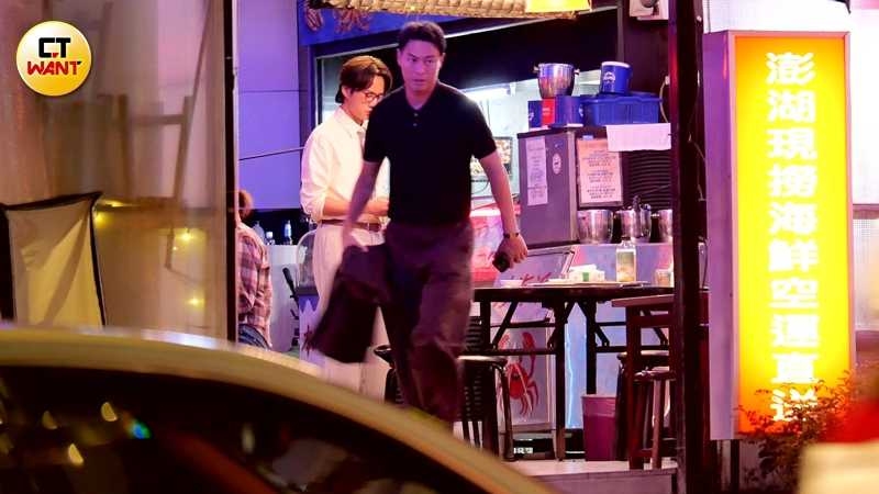 楊祐寧一臉不爽拿著外套離開現場。（圖／本刊攝影組）