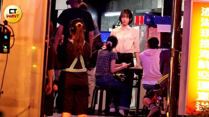 因拍攝《陽光女子合唱團》爆紅的何曼希模樣清秀現身拍片現場。（圖／本刊攝影組）