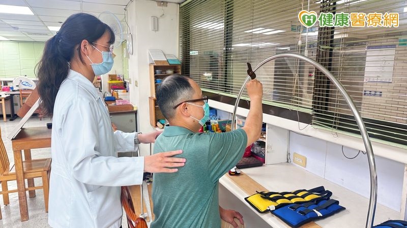 七旬翁肩粉碎性骨折「洗臉都難」積極復健重拾自理能力