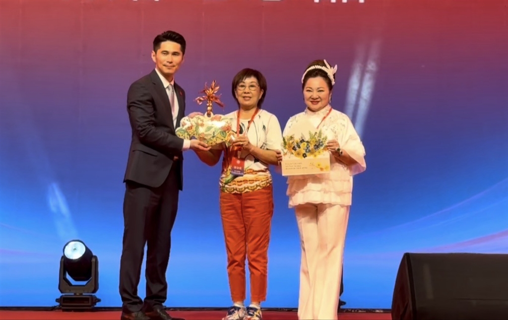 白冰冰讚好友林金花（中）狀態極佳（照片提供：長興影視）