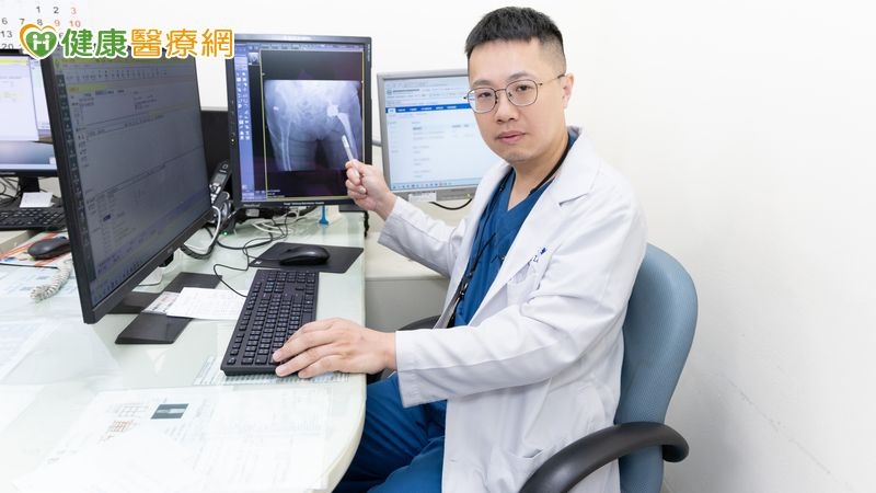 80歲婦髖部痛到跛行！保守治療未改善　微創正前開手術助恢復行動