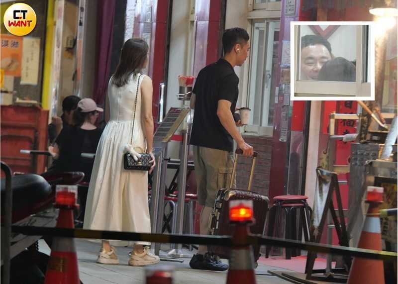 張承中和女伴看完戲後轉往士林夜市在人氣蚵仔煎餐廳用餐，兩人有說有笑。（圖／本刊攝影組）