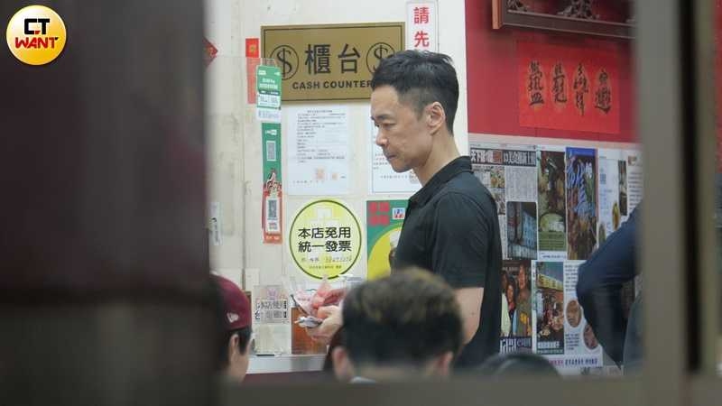 要付錢時，張承中直接從褲子口袋掏出一疊鈔票結帳。（圖／本刊攝影組）