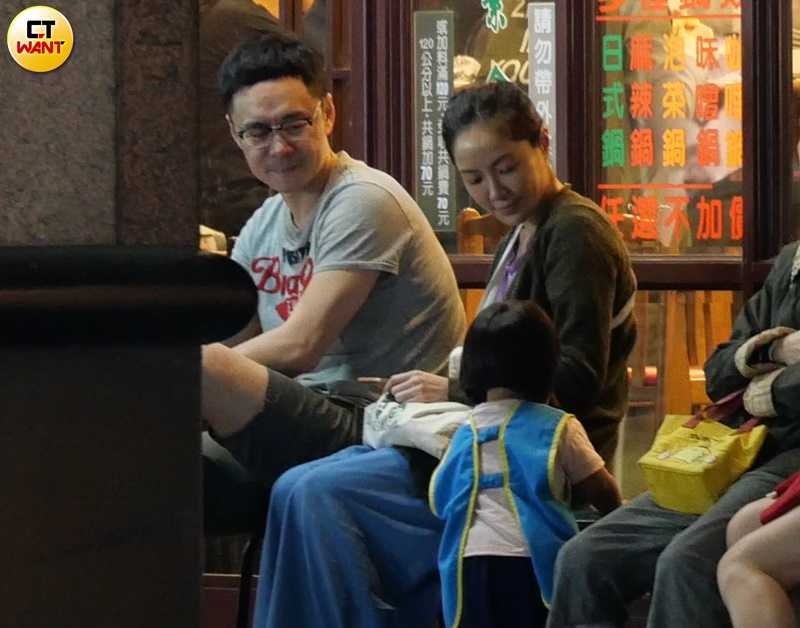 2019年底時,張承中被本刊直擊和金鐘視后尹馨帶著家人一同用餐,戀情因此曝光。(圖/本刊攝影組)