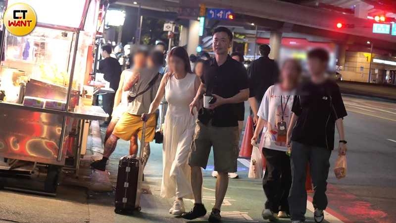 本刊日前直擊張承中與新對象在台北市士林區甜蜜約會。(圖/本刊攝影組)