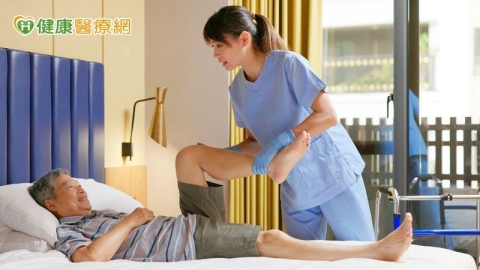 67歲男二度腦出血中風!右側肢體無力 跨專業團隊助復健