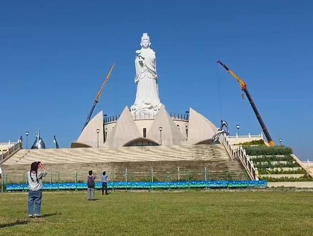 同18層樓高!台中大安港媽祖雕像經14年終完工 民眾搶拍