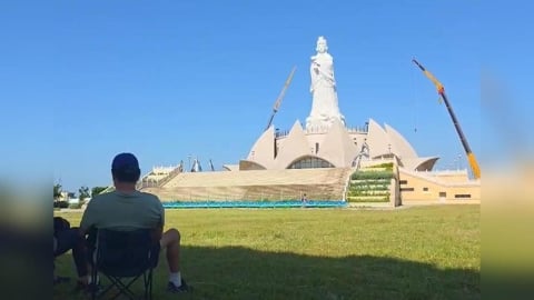 同18層樓高!台中大安港媽祖雕像經14年終完工 民眾搶拍