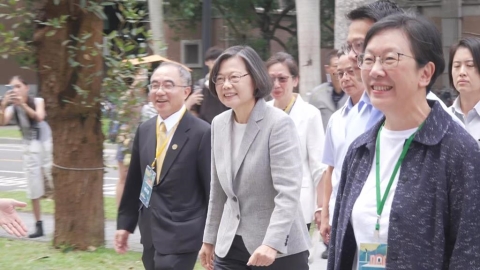 要爆料蔡英文大學趣事？金融業大咖昔被曝「常翹課」　本人笑回1句