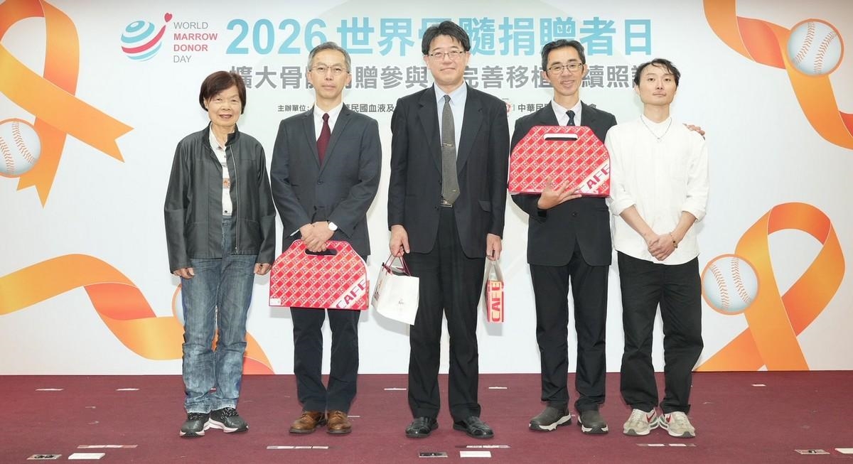 移植重生逾 16 年的血癌病友劉先生(右一)、葉士芃理事長(中)、余垣斌秘書長(右二)及黃泰中秘書長(左二),由衷感念醫療團隊全程守護與精準照護;79 歲的前護理督導林女士(左一)高齡接受骨髓移植抗癌成功。