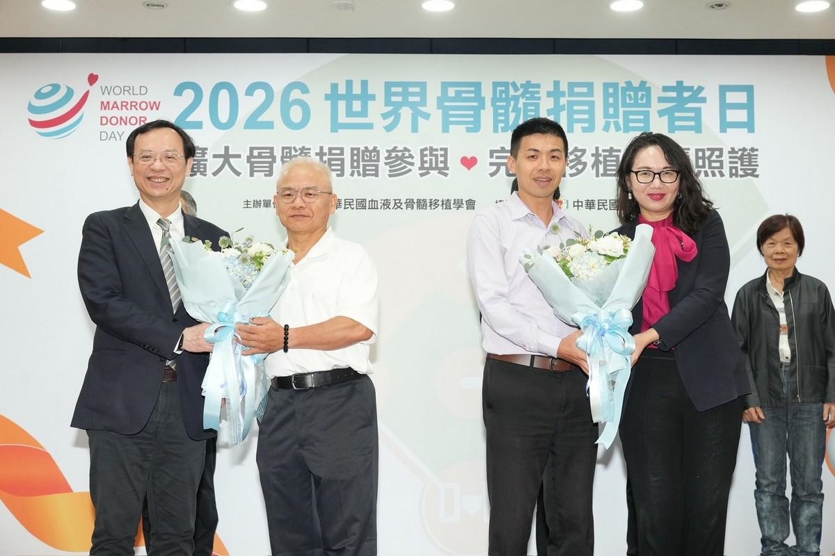 衛福部石崇良部長(左一)與健保署陳亮妤署長(右一) 親自致贈象徵希望的盛開繡球花禮,向捐贈志工朱先生(左二) 與陳先生(右二) 致上最高敬意。