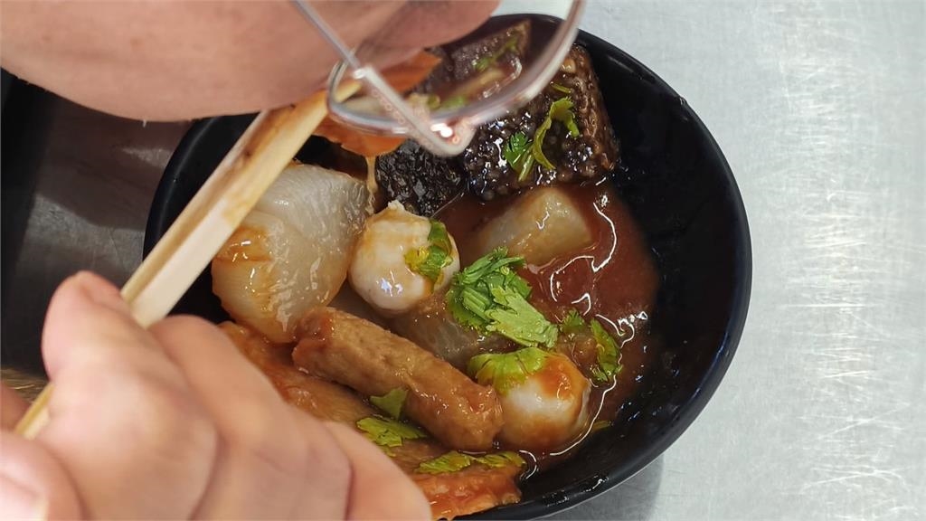 夜市人生／飄嘻哈味的甜不辣！　饒舌歌手轉型洗手作羹湯