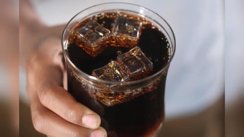 喝可樂差點送命!中國女「這危險動作開瓶」瞬間爆炸⋯咽喉重傷出血