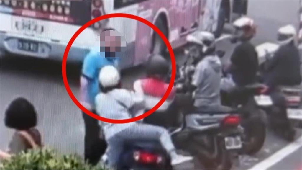 高雄公車司機槓上騎士 路邊停車怒嗆恐挨罰