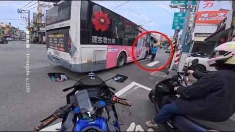 高雄公車司機槓上騎士 路邊停車怒嗆恐挨罰