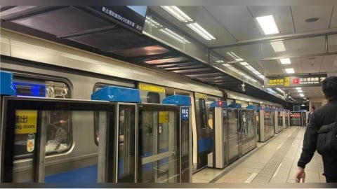 搭捷運靠門邊站挨罵「自私文盲」!白衣男遭拍照公審 網一面倒嗆爛