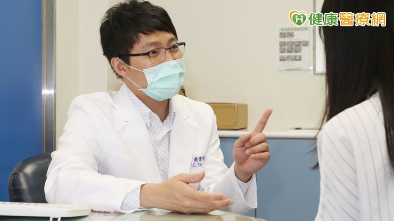 怕肩膀睡到「掉出來」!14歲少女反覆脫臼 竟是少見「後脫臼」