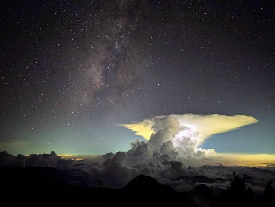 台南夜空驚現「巨大鐵砧狀雲」突爆閃光…震撼畫面曝光!鄭明典揭神秘原因