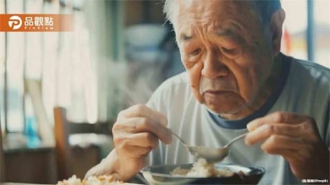 吃飯到一半突然停住!76歲翁眼神呆滯癱軟 女兒靠1招救回父親一命