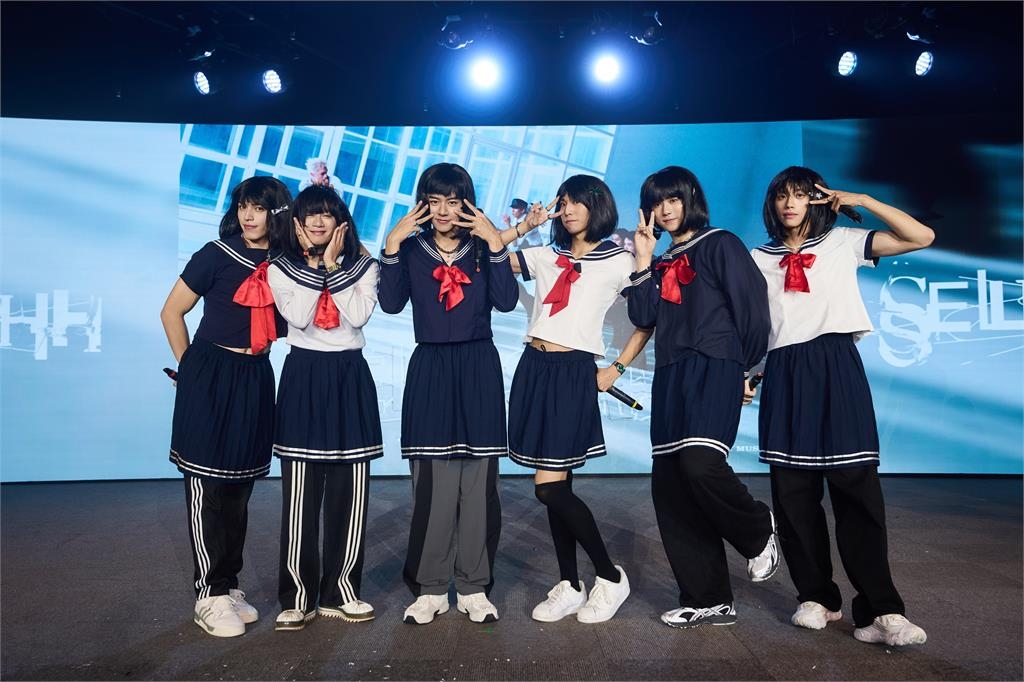 快新聞/Ozone成軍4週年玩超大!不只互唱神曲 6帥變「水手服美少女」嗨翻全場