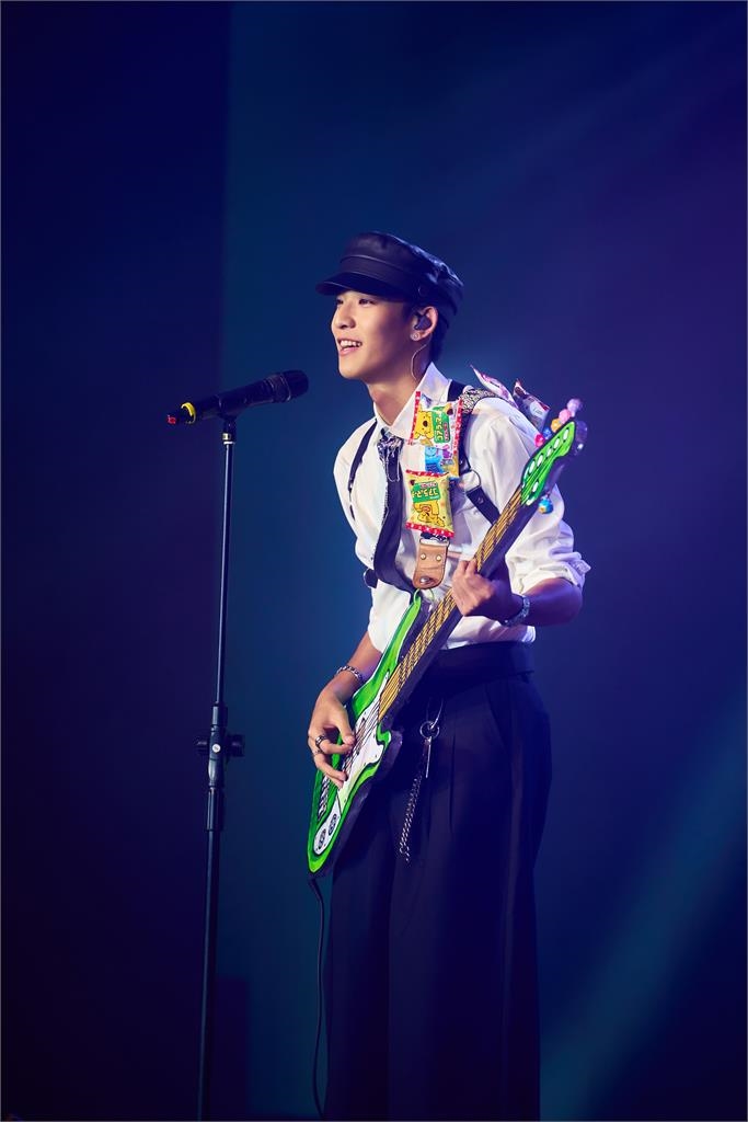 快新聞/Ozone成軍4週年玩超大!不只互唱神曲 6帥變「水手服美少女」嗨翻全場