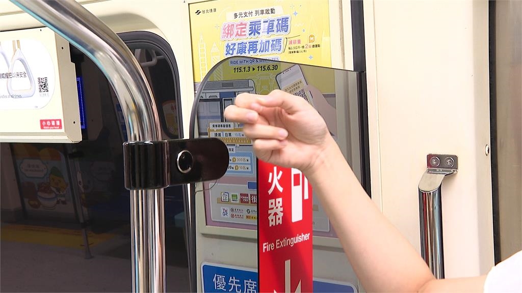 男子搭捷運靠門邊站!他怒拍照公審「自私文盲」:怎不去當警衛?被全網罵爆