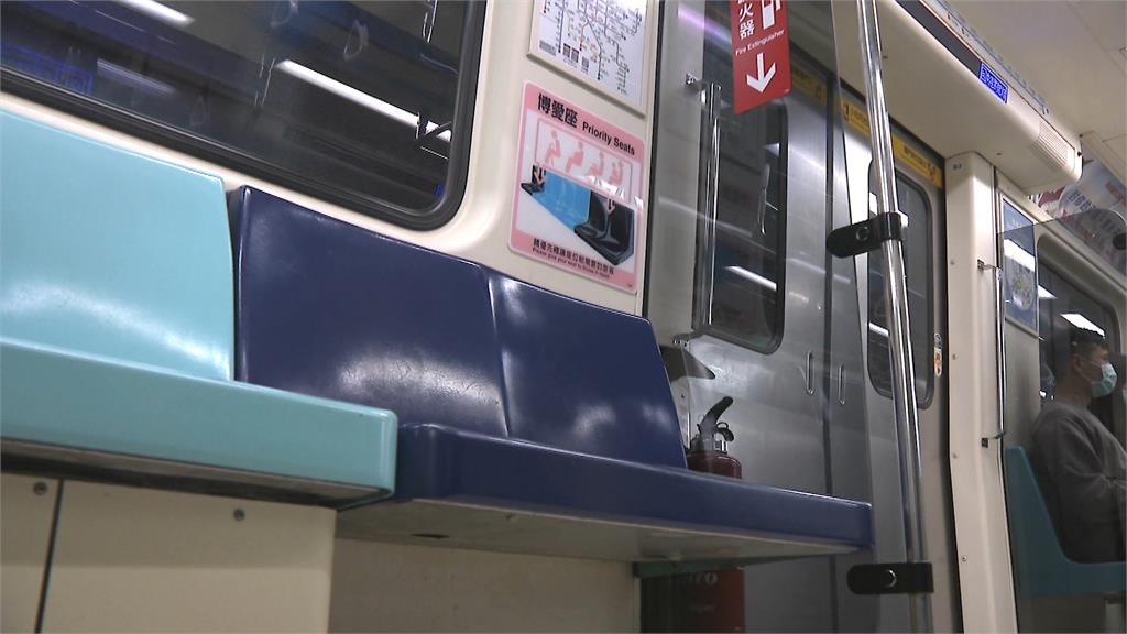 男子搭捷運靠門邊站!他怒拍照公審「自私文盲」:怎不去當警衛?被全網罵爆