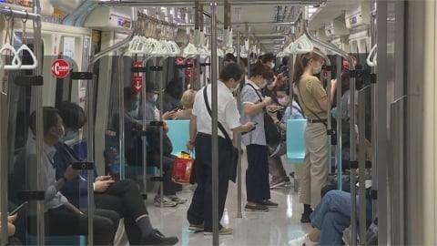 男子搭捷運靠門邊站!他怒拍照公審「自私文盲」:怎不去當警衛?被全網罵爆