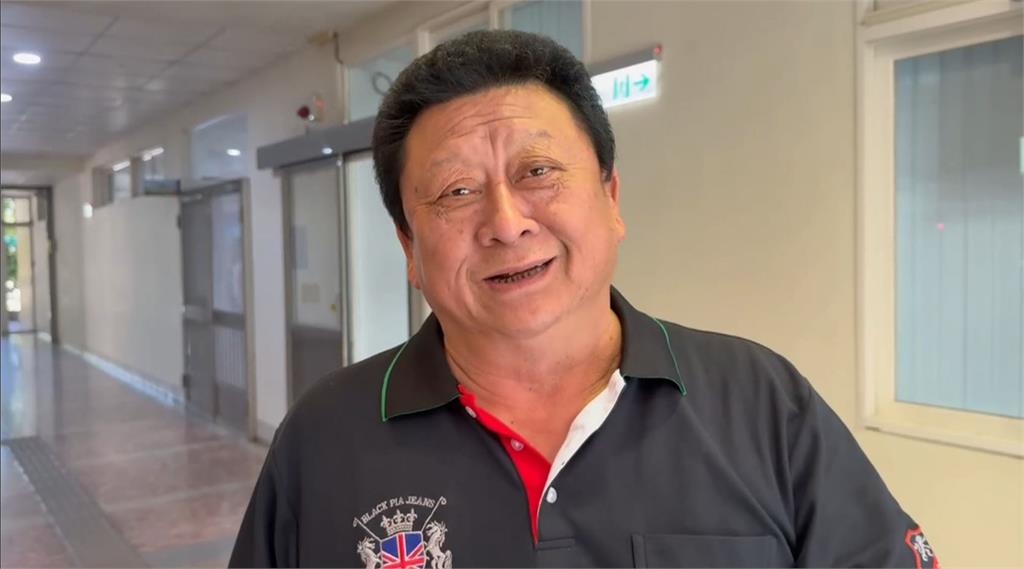 罕見「向上放電」現象如煙火 台東鏡頭君拍下紅色巨大噴流