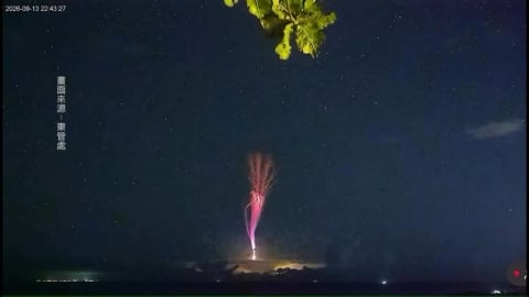 罕見「向上放電」現象如煙火 台東鏡頭君拍下紅色巨大噴流