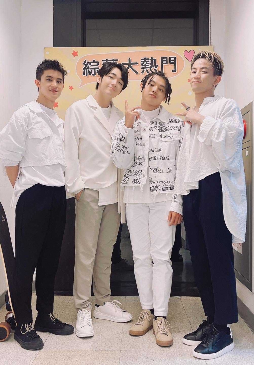 終於能做自己的張龍(左二)透露上《綜藝大熱門》的往事。(圖/翻攝自B.T.O.D臉書)