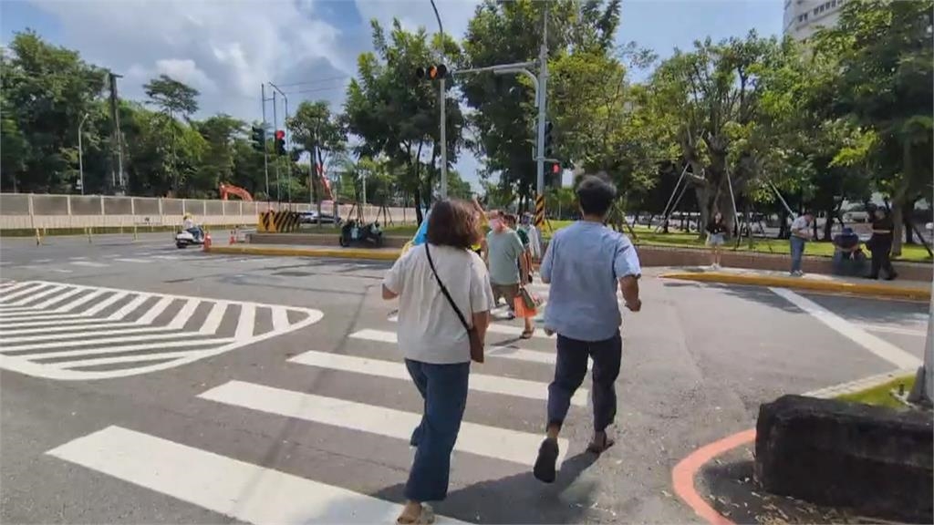 高雄這路口行人通行秒數倒數「秒歸零」 民眾：對長輩很困擾