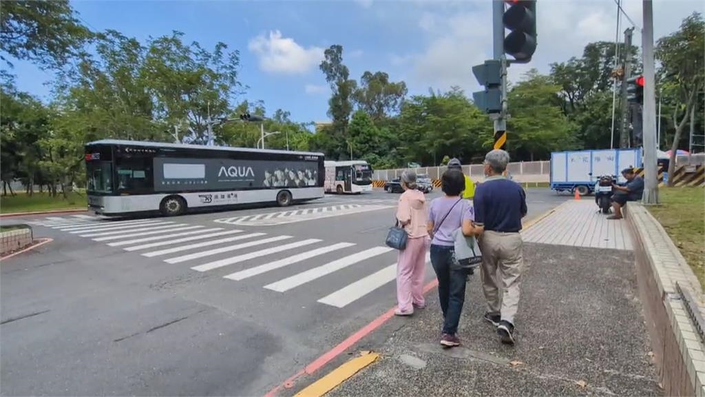 高雄這路口行人通行秒數倒數「秒歸零」 民眾:對長輩很困擾