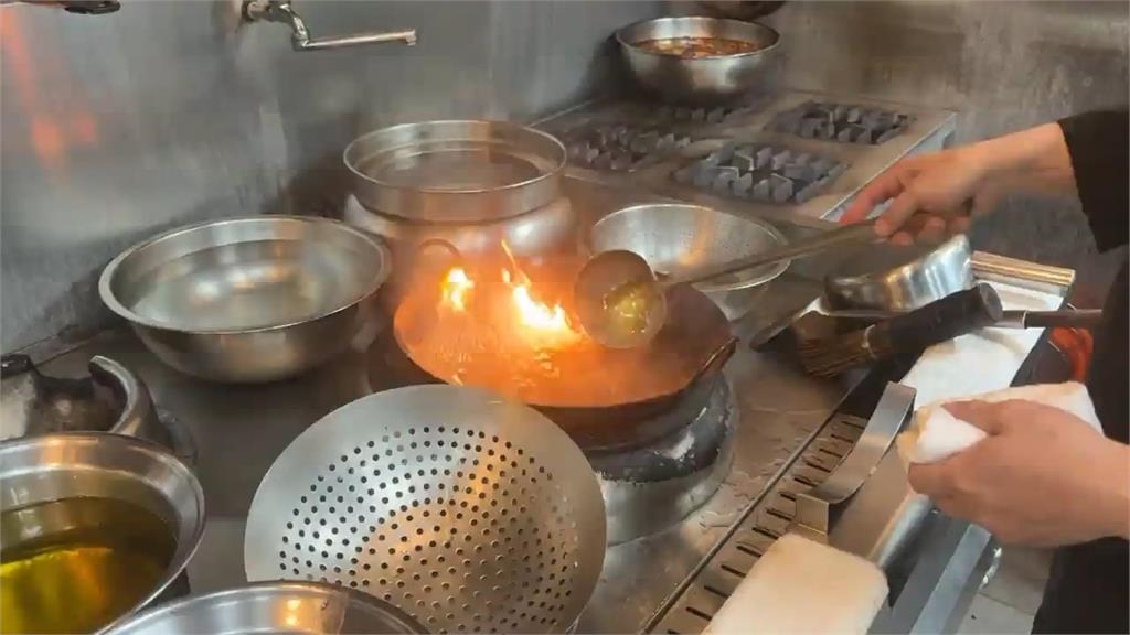 小吃店「看到1裝備」直接坐下吃！老饕集體認證「台灣神店標配」：基本都不是地雷 