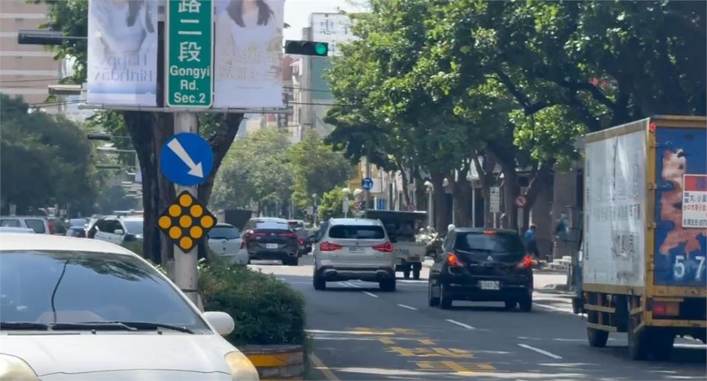 超狂慶生排場! 台中路燈羅馬旗「全是她」 租金曝光