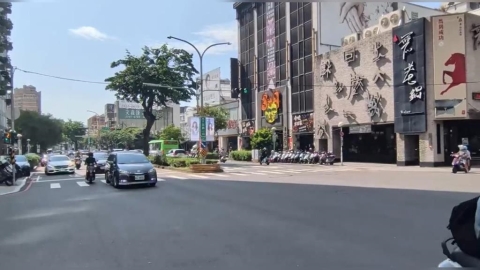 超狂慶生排場! 台中路燈羅馬旗「全是她」 租金曝光