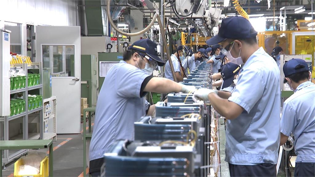 領多少算低薪?全台126萬勞工「年薪沒過39萬」 服務業平均月薪僅3.1萬