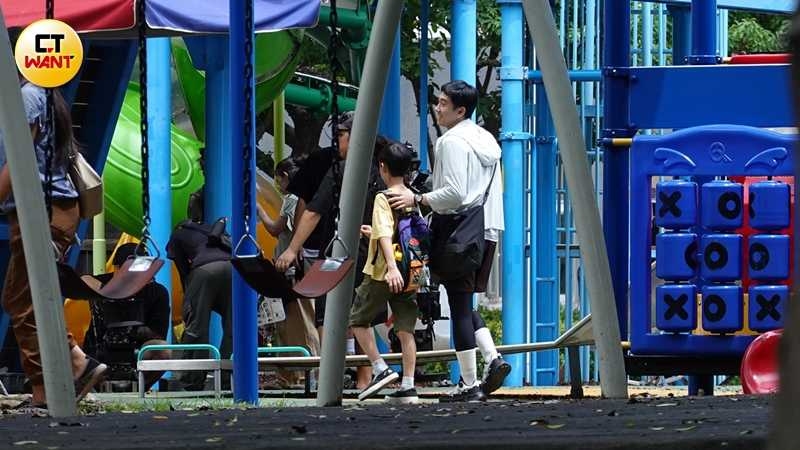 本刊直擊施名帥與一名小男孩有對手戲。（圖／本刊攝影組）